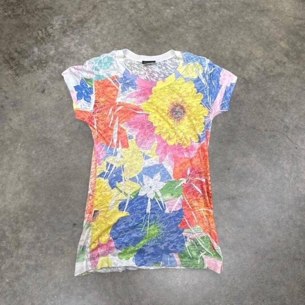 Fitted floral all-over print t-shirt with bright multicolor flowers‎